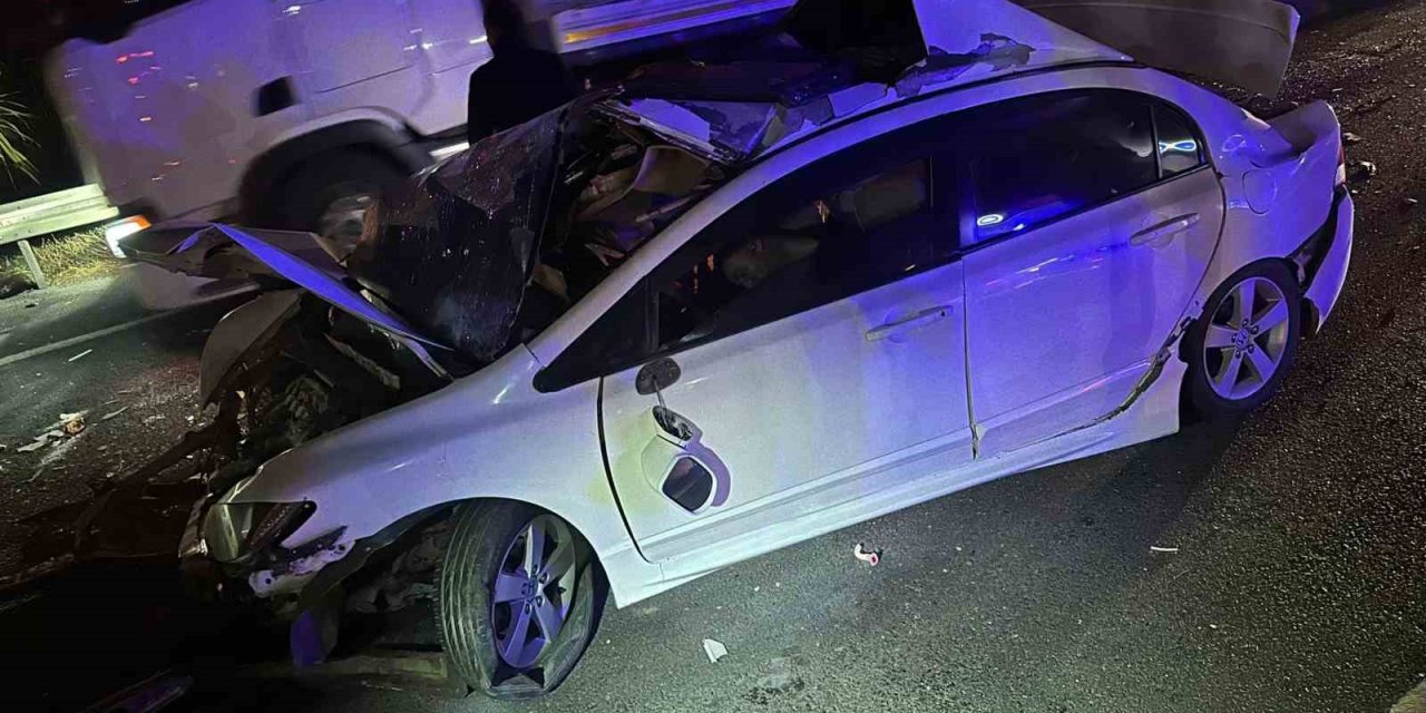 Tırla kafa kafaya çarpışan otomobilin sürücüsü hayatını kaybetti