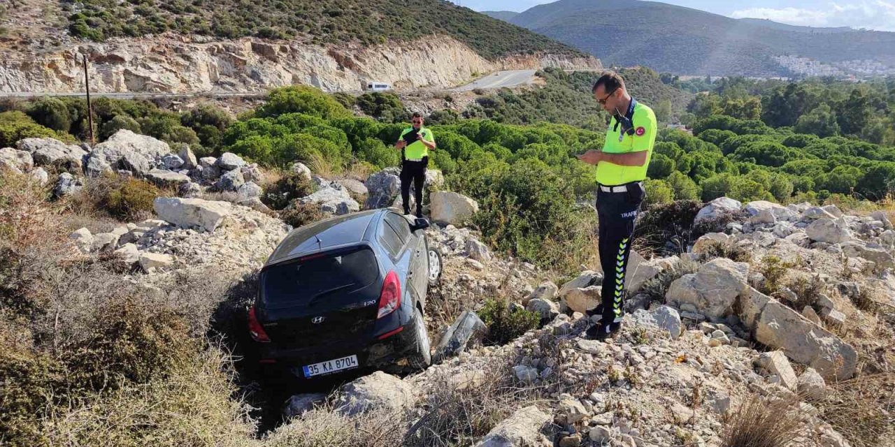 Otomobilin uçurumdan düşmesini kayalıklar engelledi