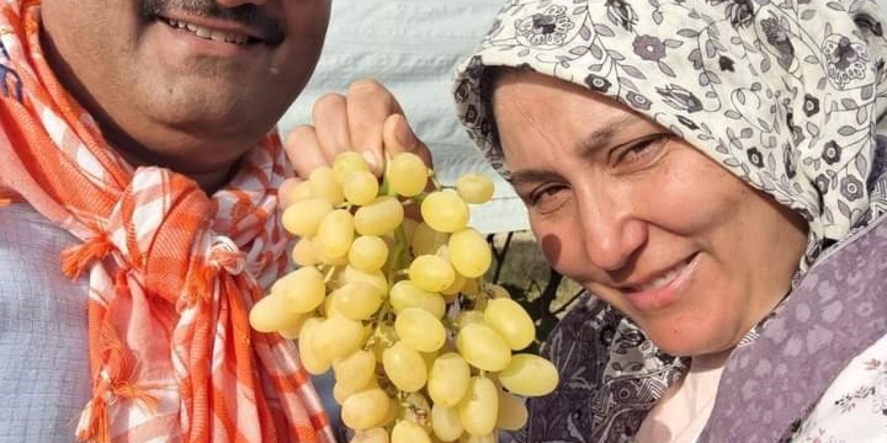 Son üzüm salkımıyla hatıra fotoğrafı