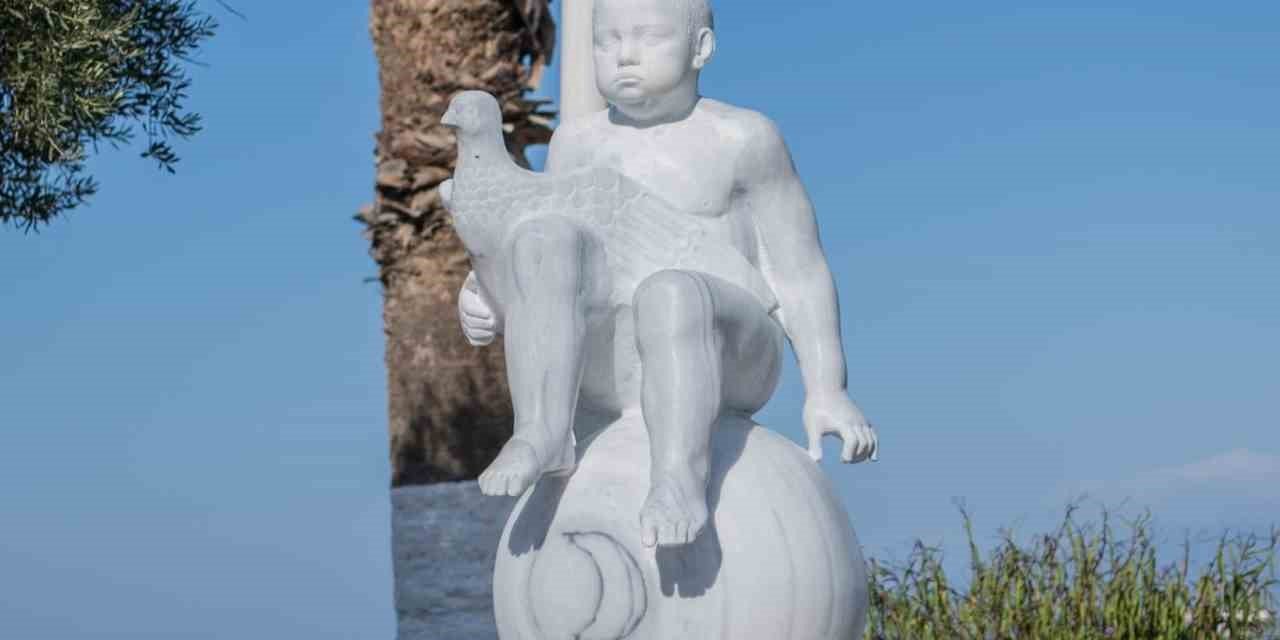 Kuşadası Heykel Sempozyumu eserleri sahilde sergileniyor