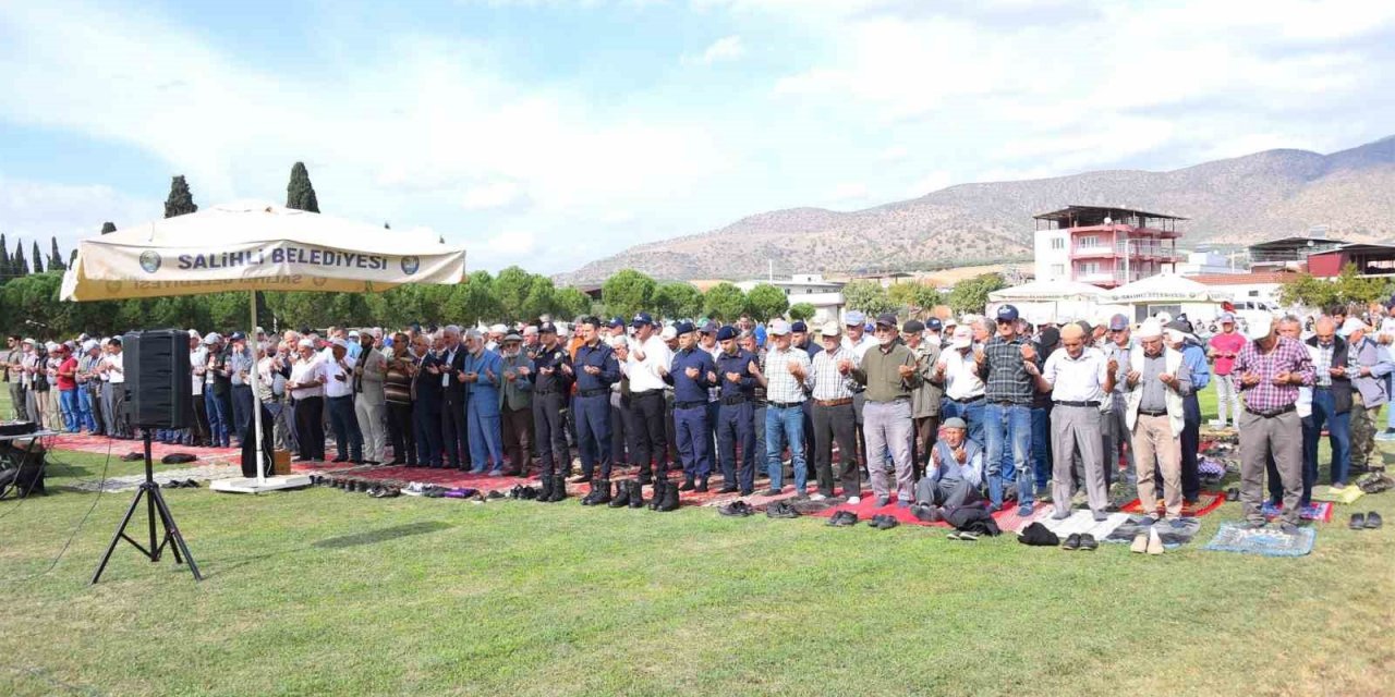 Salihli’de eller yağmur için semaya açıldı