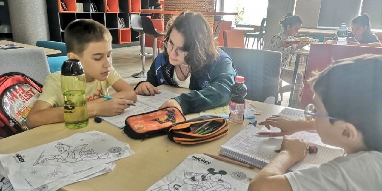 Gönüllü eğitmenler miniklere destek oluyor