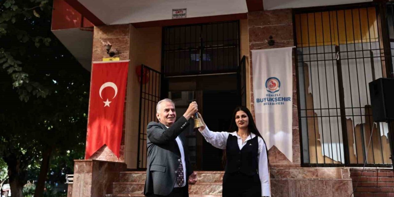 İlk ders zilini Başkan Zolan çaldı