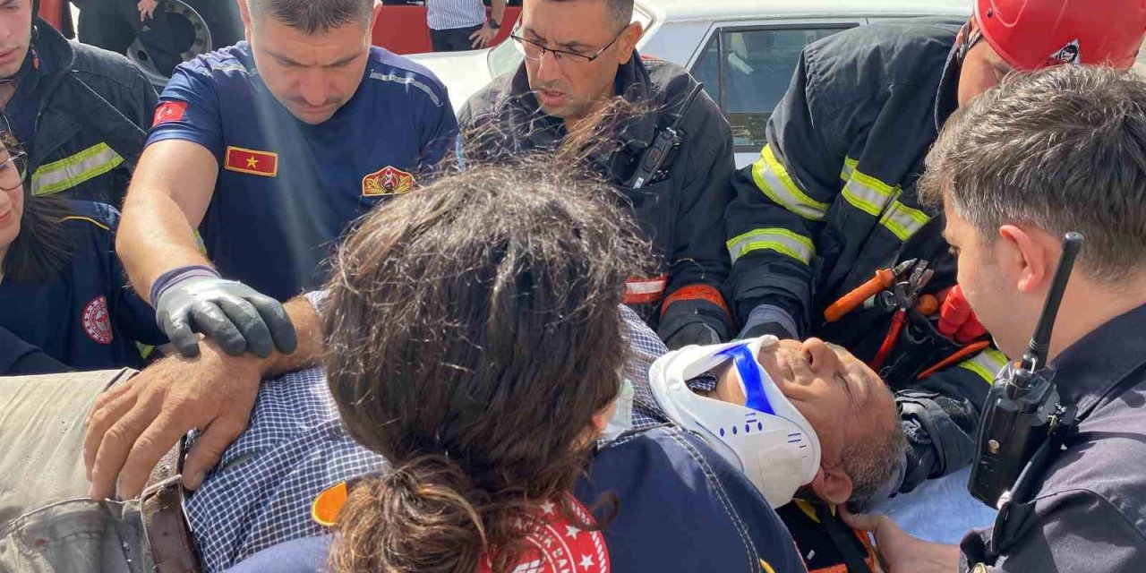Manisa’da ambulansla otomobil çarpıştı: 2 yaralı