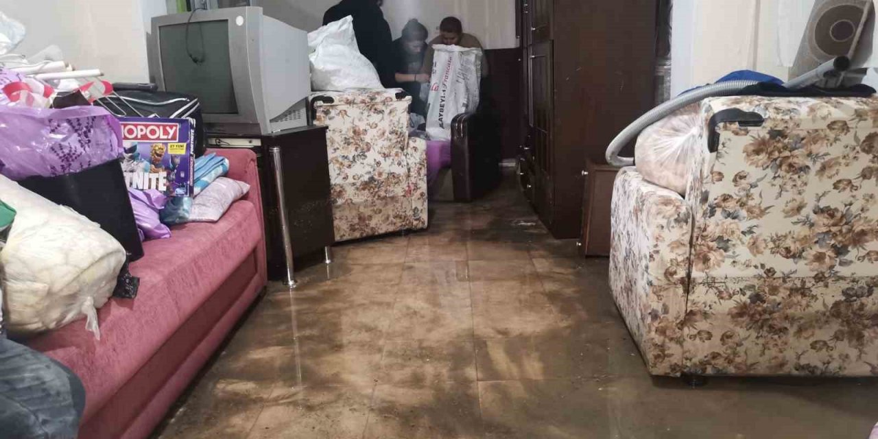 İzmir’deki sağanak yağışla dere taştı, su basan evler savaş alanına döndü