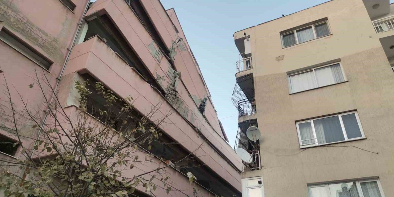 İzmir’in Karabağlar ilçesinde depreme dayanıksız olduğu gerekçesiyle boşaltılan lise binası, yıkım esnasında yan yattı. Oluşan risk nedeniyle çevredeki binalar tahliye edildi.