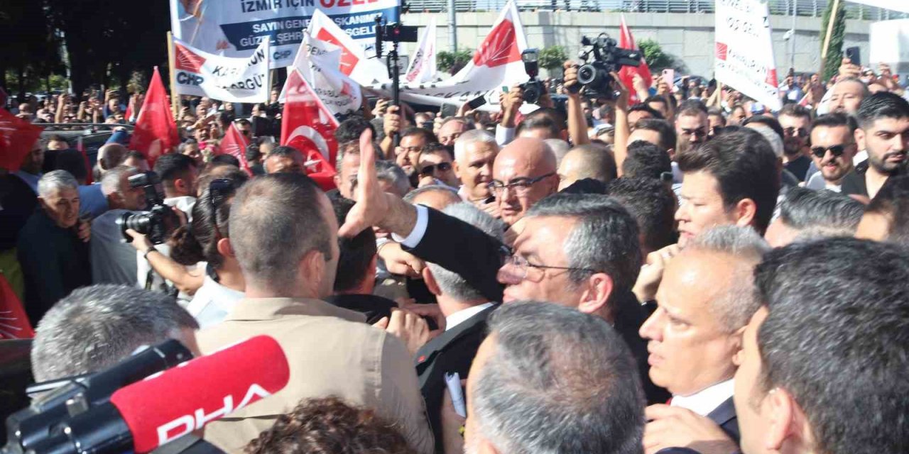 CHP’nin yeni Genel Başkanı Özgür Özel, İzmir’de partililer tarafından karşılandı