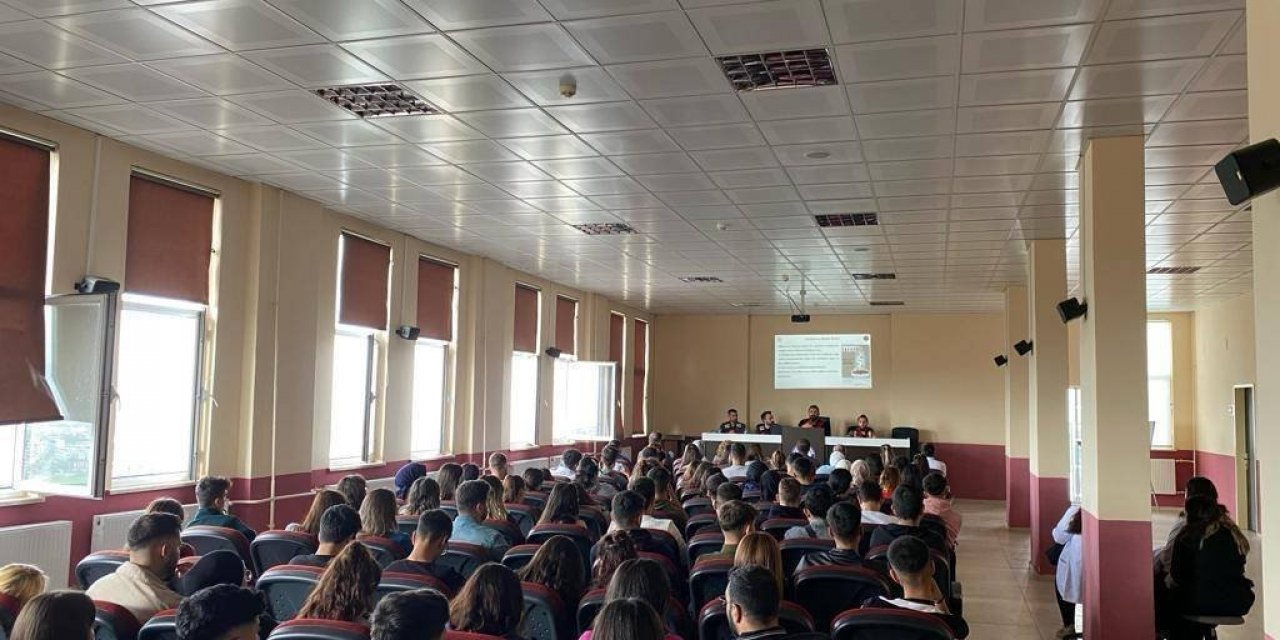 Jandarma üniversite öğrencilerini bilgilendirdi