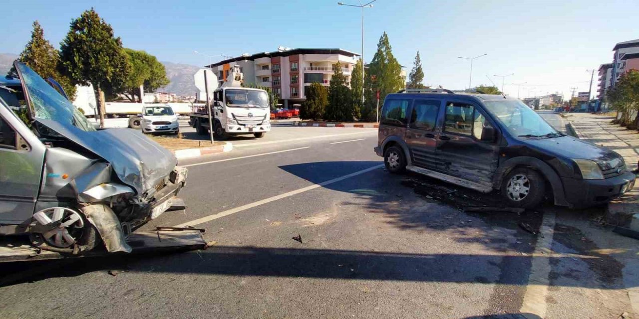 Buharkent’te 2 araç çarpıştı: 3 yaralı