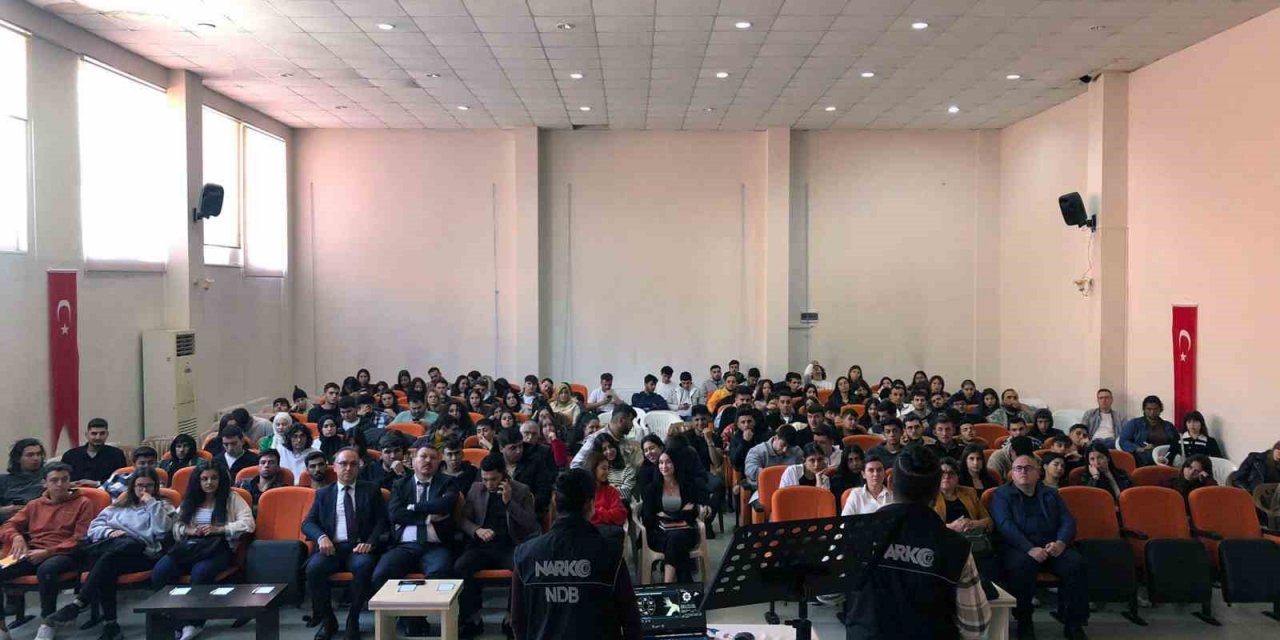 Üniversite öğrencilerine narkotik bilgilendirme