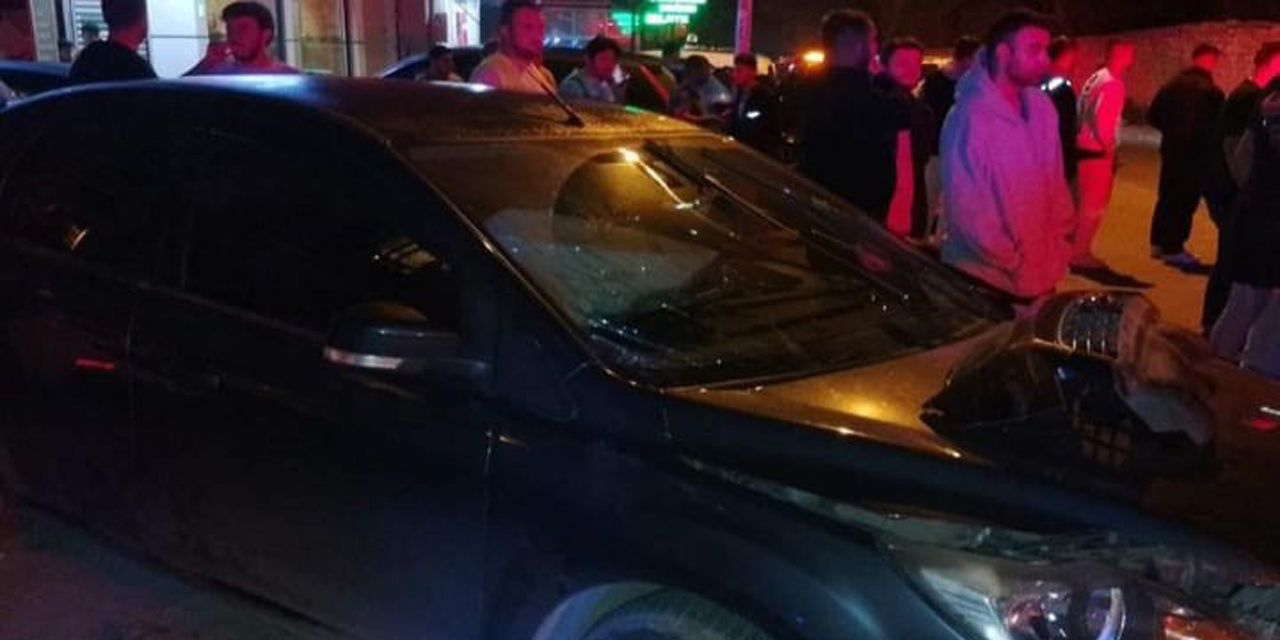 Alkollü sürücünün karıştığı kazada, araçların arasında kalan yayanın bacağı koptu