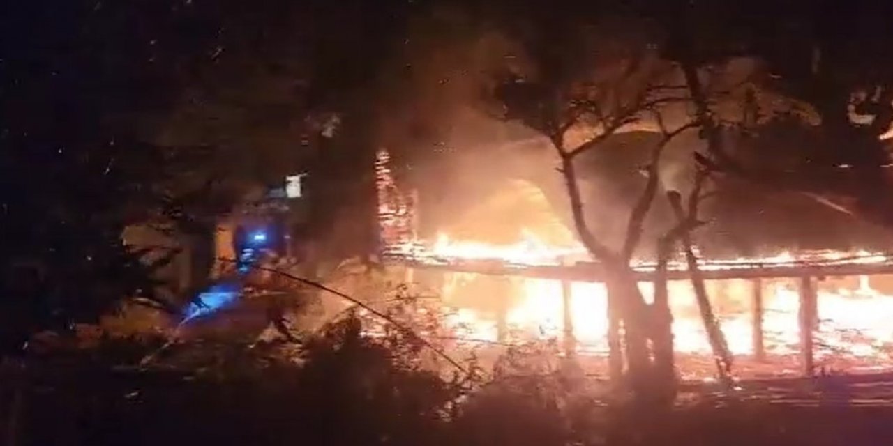 Marmaris’te ahşap bungalov yanarak küle döndü: 2 gözaltı