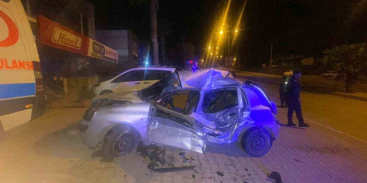 Otomobil ambulansa çarptı; 1 ağır yaralı