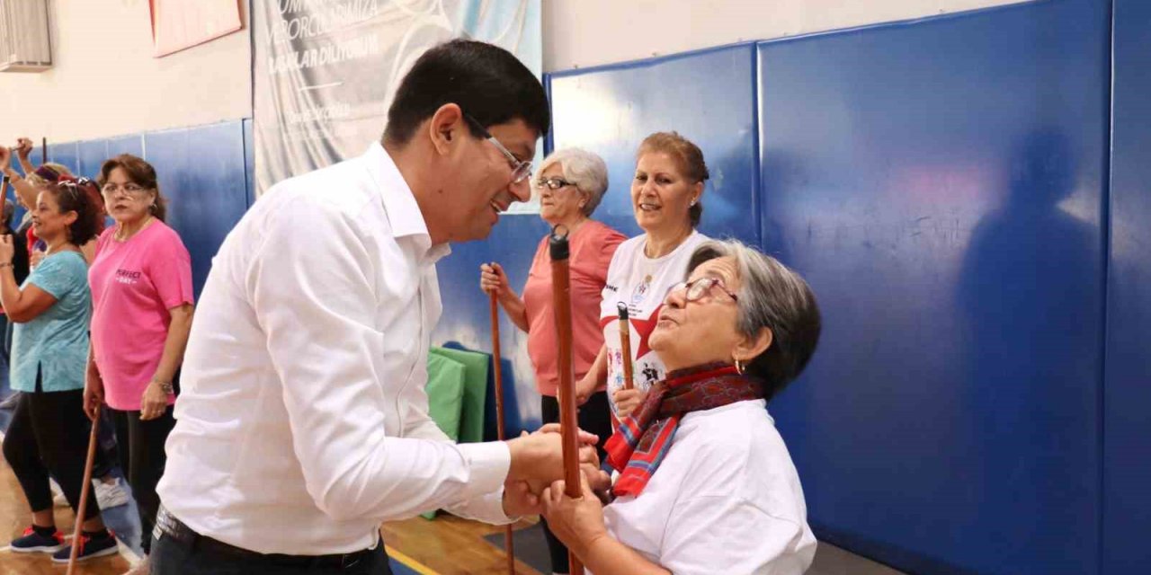 Sağlıklı ve eğlenceli bir güne sabah sporu ile başlıyorlar