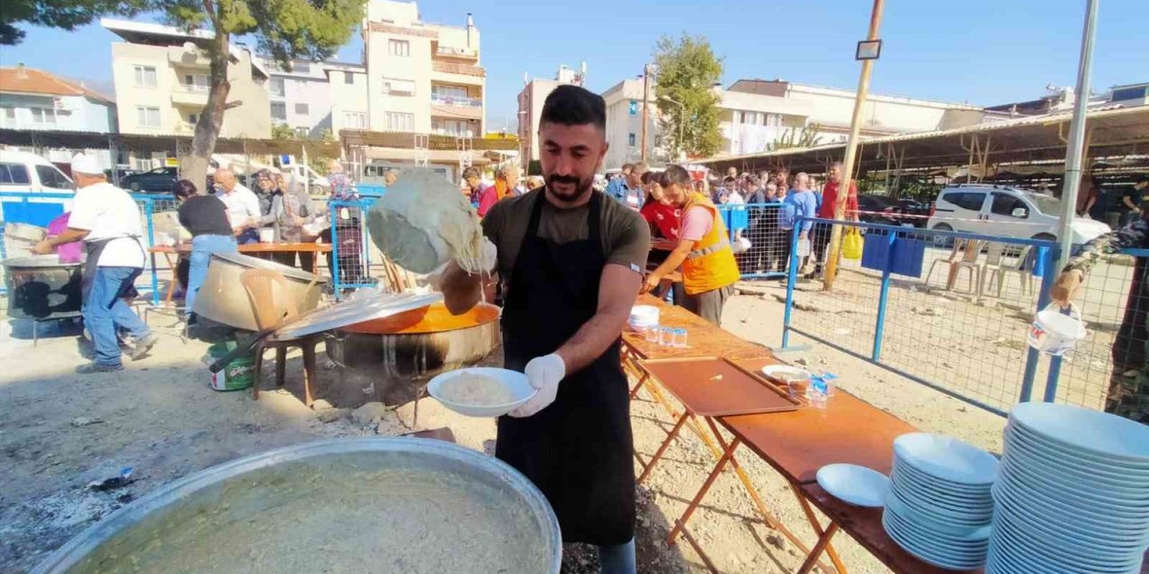 Buharkent’te esnaflardan keşkek hayrı
