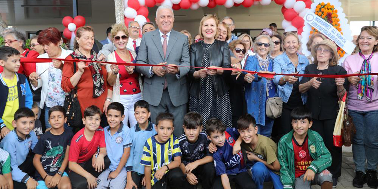 Efeler’de 13’üncü Kitap Kafe açıldı