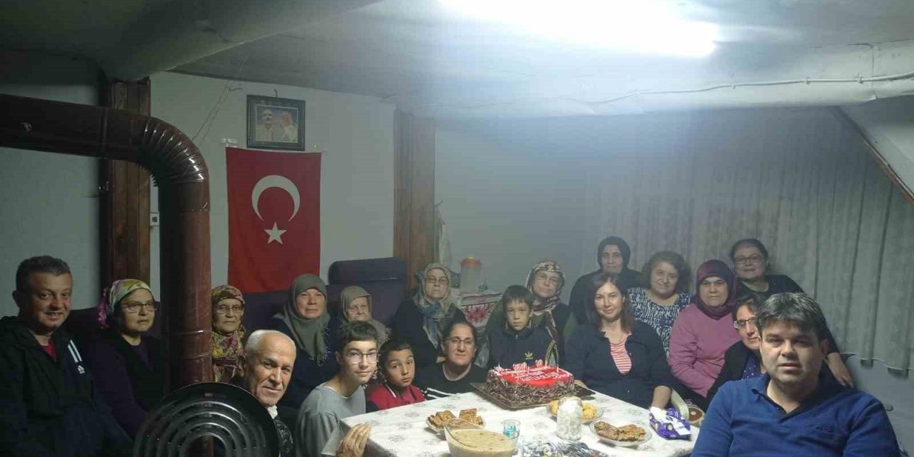 100.yaşına giren yaşlı kadına, torunlarından sürpriz doğum günü