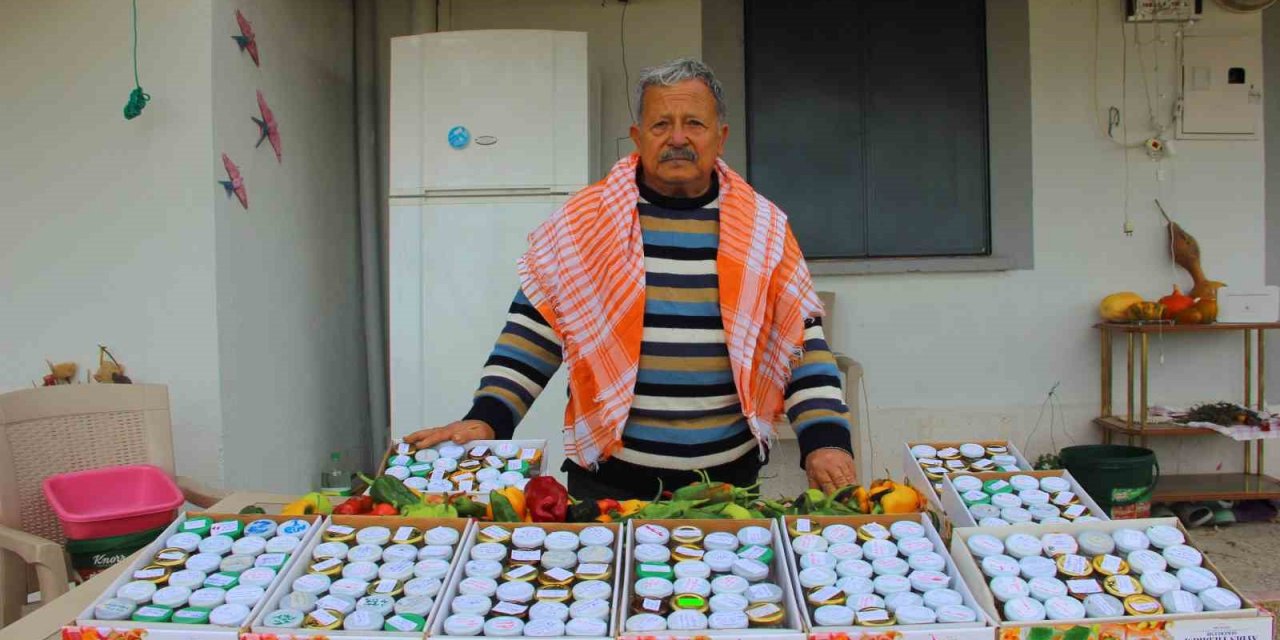 Topladığı ve çoğalttığı ata tohumlarına gözü gibi bakıyor