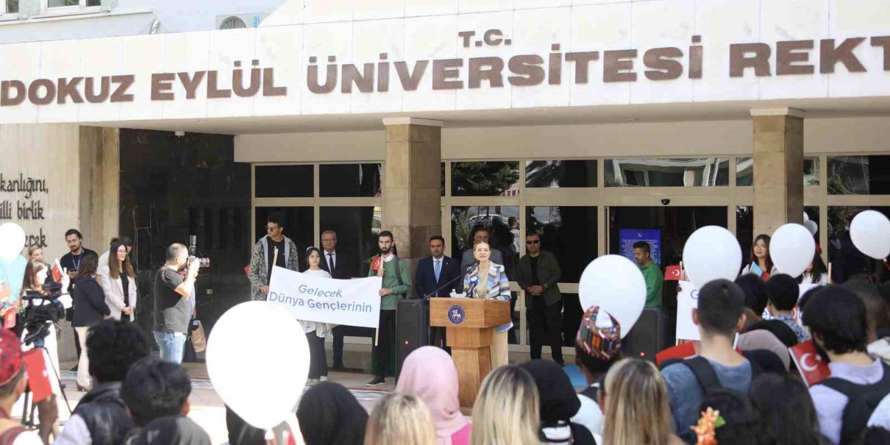 DEÜ’lü öğrenciler Filistin için barış balonları uçurdu