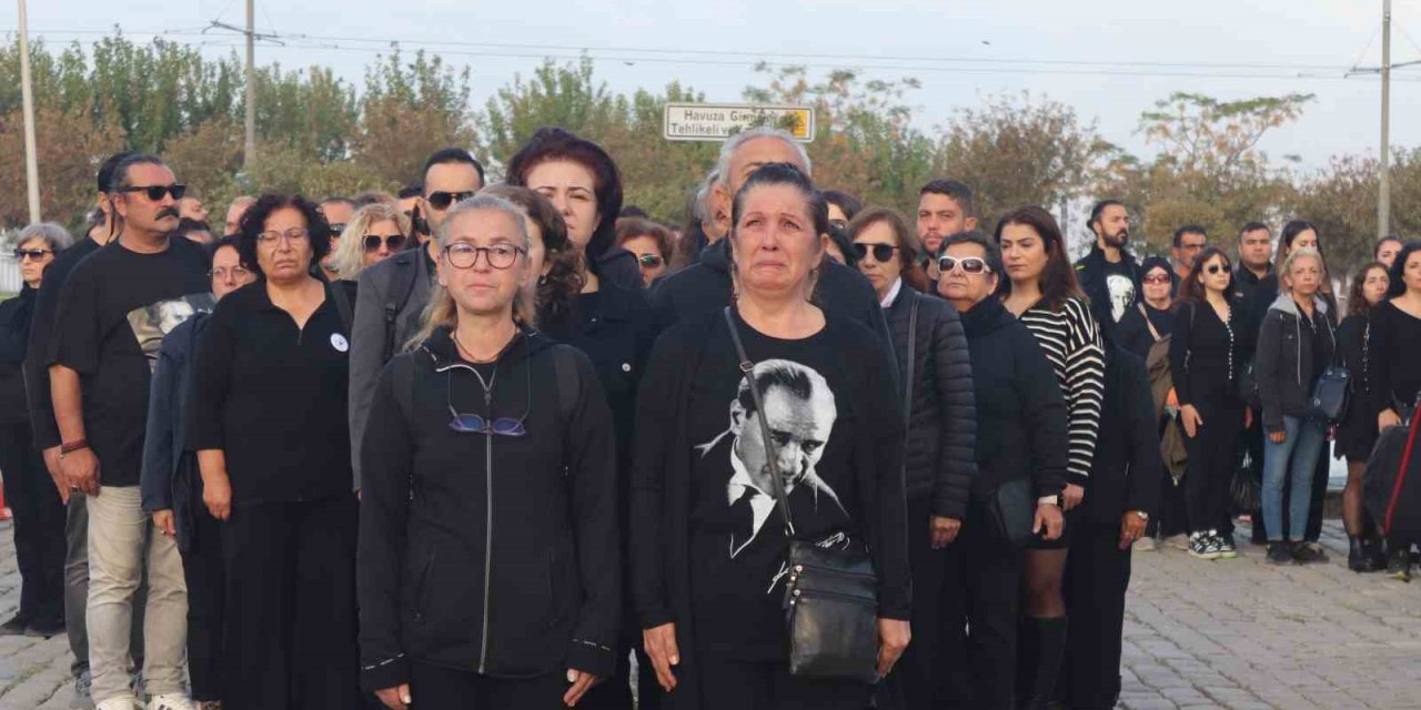 İzmir’de hayat durdu: "7’den 77’ye izindeyiz" koreografisi