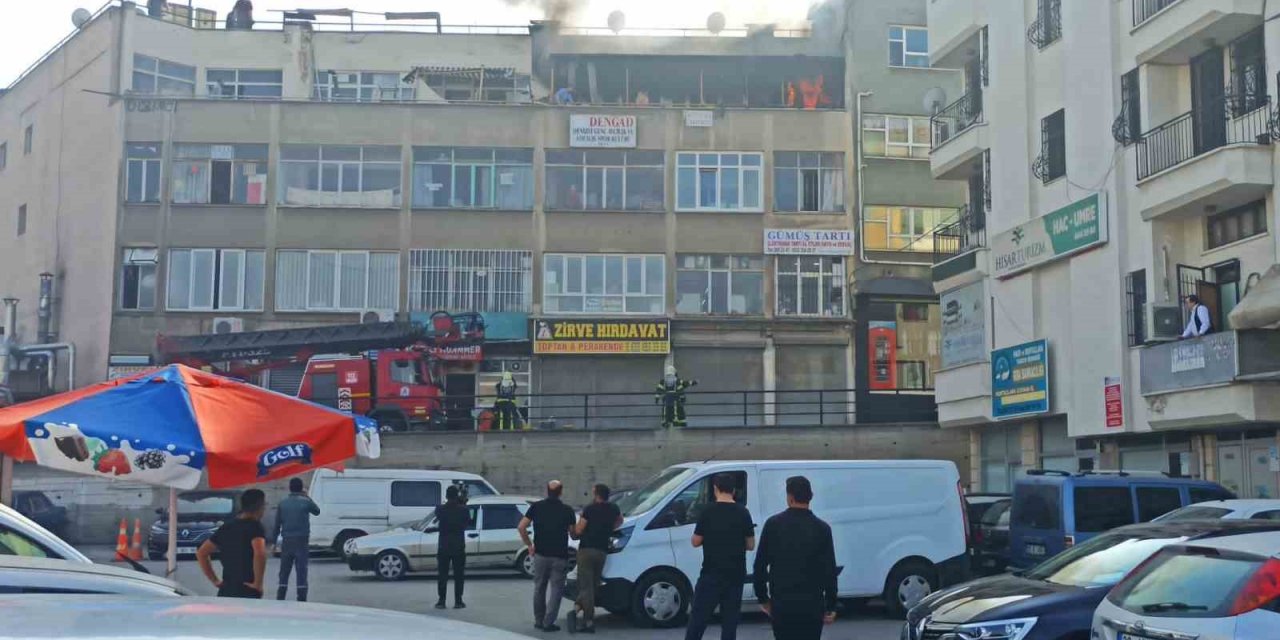 Denizli’de iş hanında yangın paniği