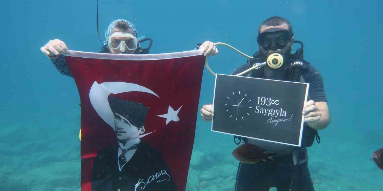 Dalgıçlar Atatürk’ü  10 metre derinlikte  andı