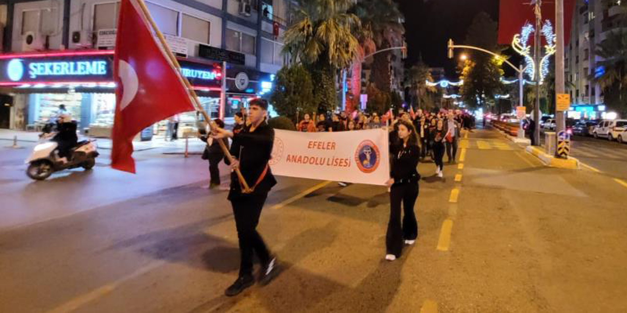 Liseli gençler, Atatürk için yürüdü