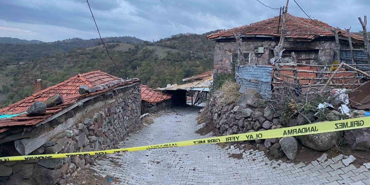 Uçan çatının altında kalan şahıs hayatını kaybetti