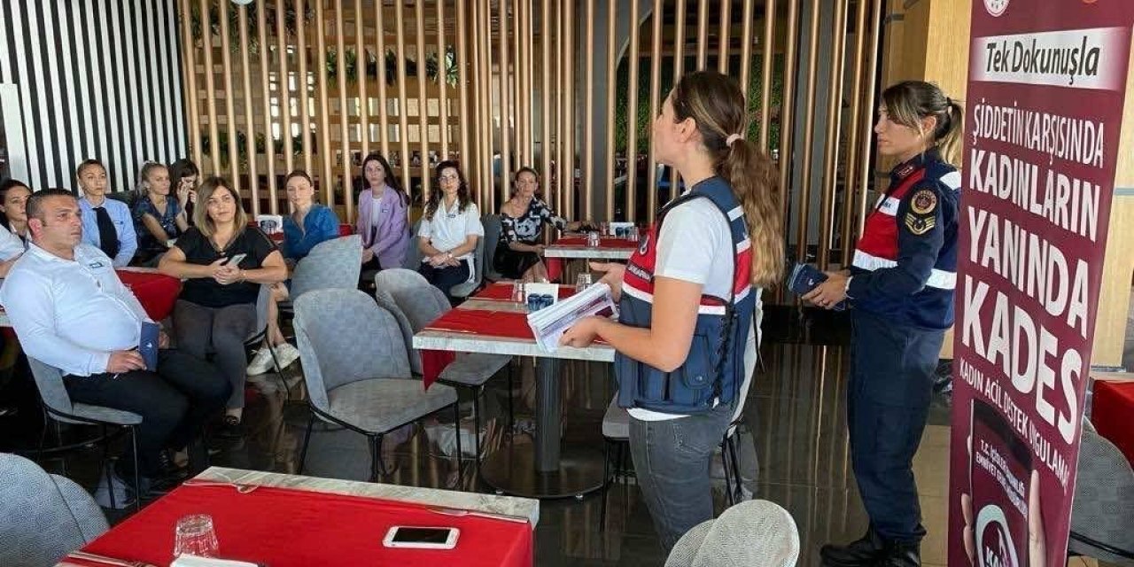 Jandarma ekipleri hotel çalışanlarını kadına şiddete karşı bilgilendirdi