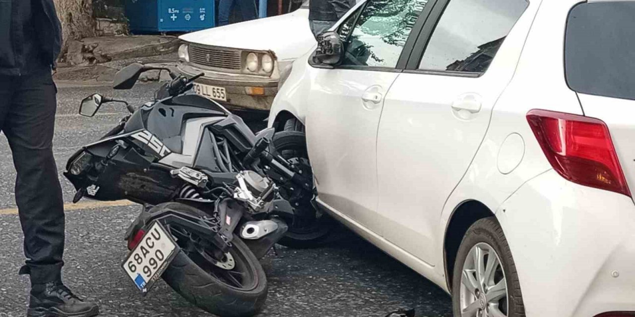 Motosiklet, otomobilin tekerleğine saplandı