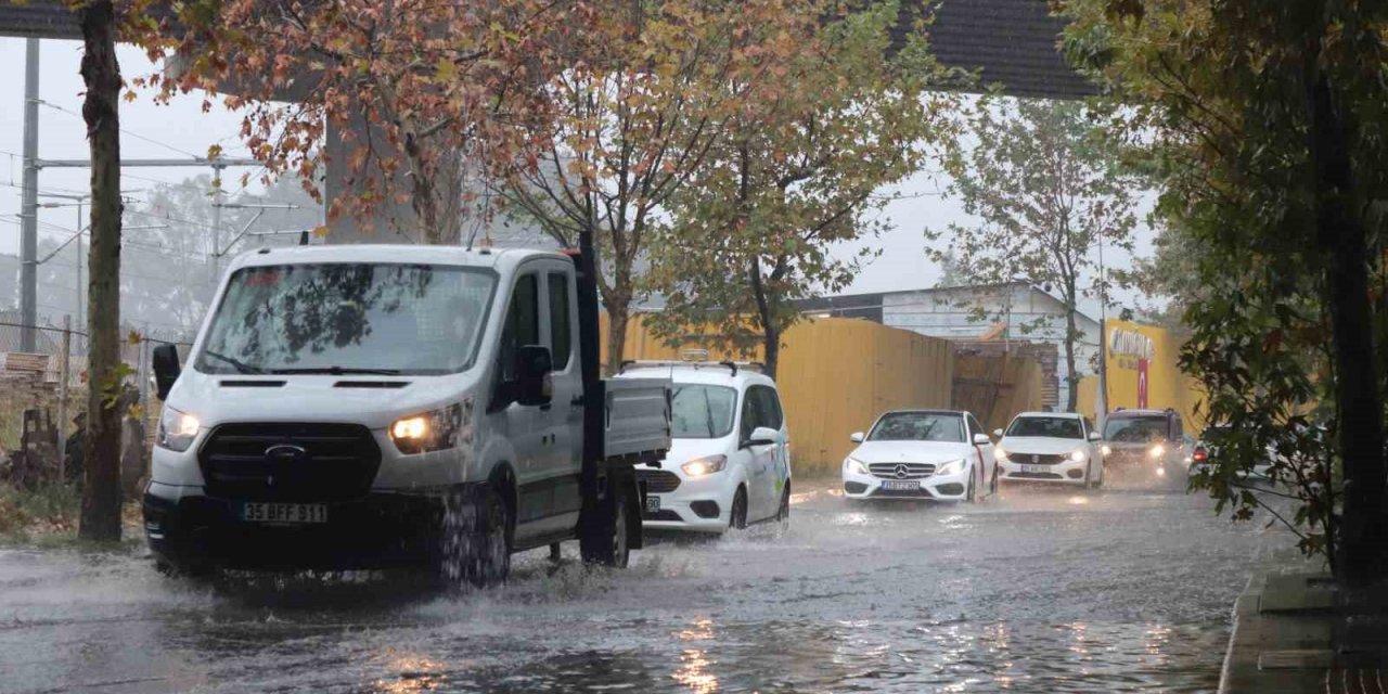 İzmir’i sağanak vurdu: Cadde ve sokaklar göle döndü