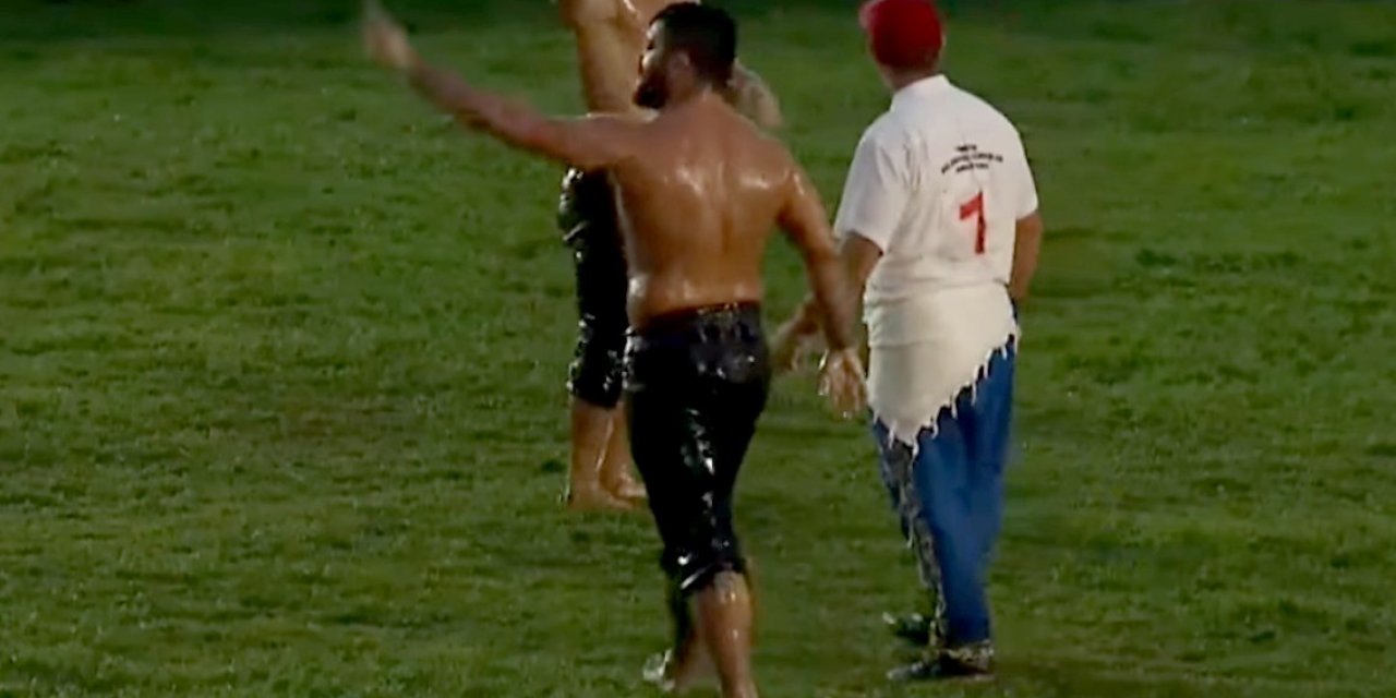 Balaban, çıkan haberlerden sonra açıklama yaptı; “Rica ile orada bulunan 3 kişiye görüntüleri sildirdim”