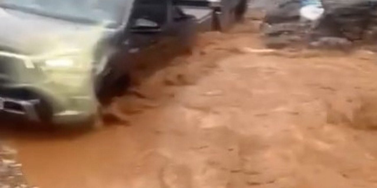 Sel sularına kapılan araçlar metrelerce sürüklendi