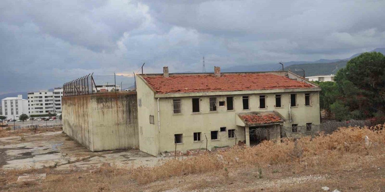 Aliağa’da 12 yıldır atıl halde bekleyen cezaevi yıkılıyor