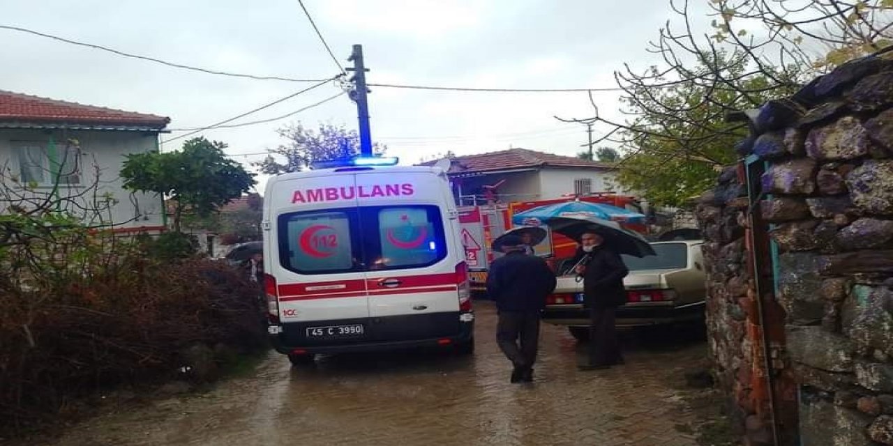 Manisa’da evin çöken duvarının altında kalan 91 yaşındaki kadın yaralandı