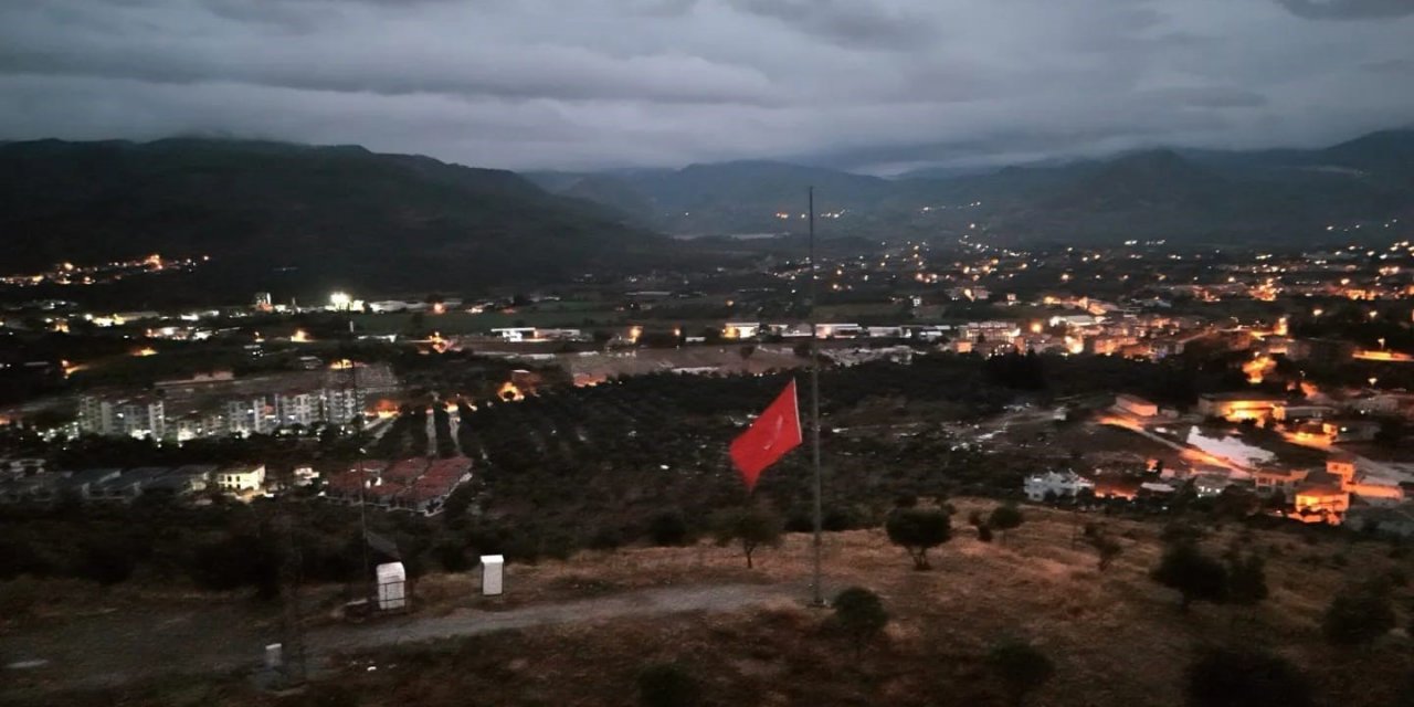 Milas’ta 10 Kasım’da yarıya indirilen Türk Bayrağı, halen göndere çekilmedi