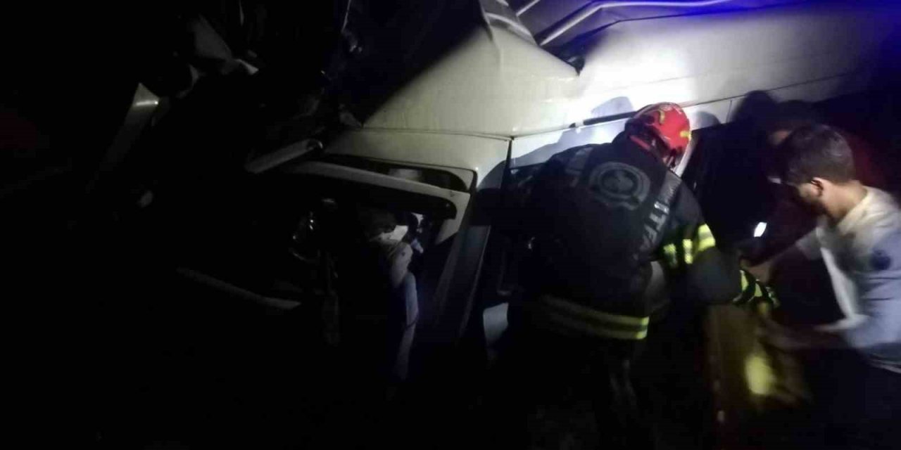 Karşı şeride geçen minibüs tırla çarpıştı: 1 ölü, 2 yaralı