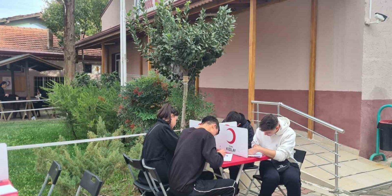 Üniversite öğrencilerinden 45 ünite kan bağışı