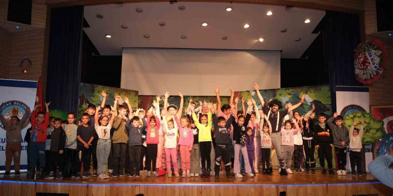 Kuyucaklı çocuklar müzikli çocuk oyununda buluştu