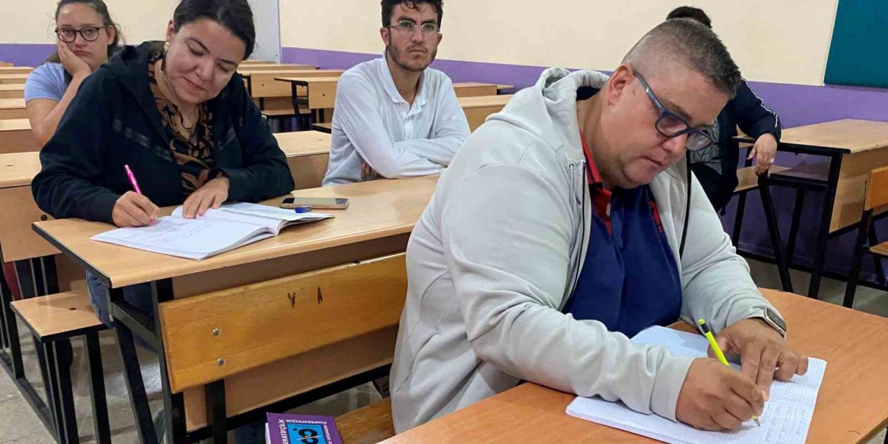 Manisalı çift 40 yaşından sonra üniversiteli oldu