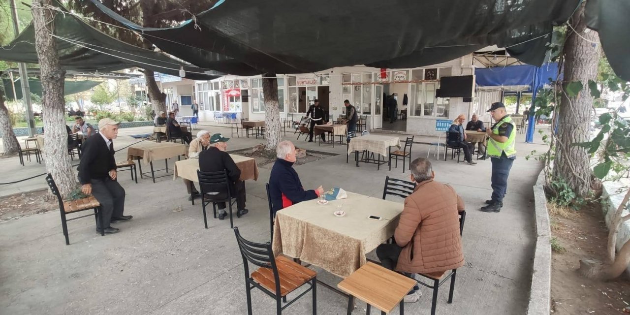 Jandarma ekipleri traktör sürücülerini bilgilendirdi