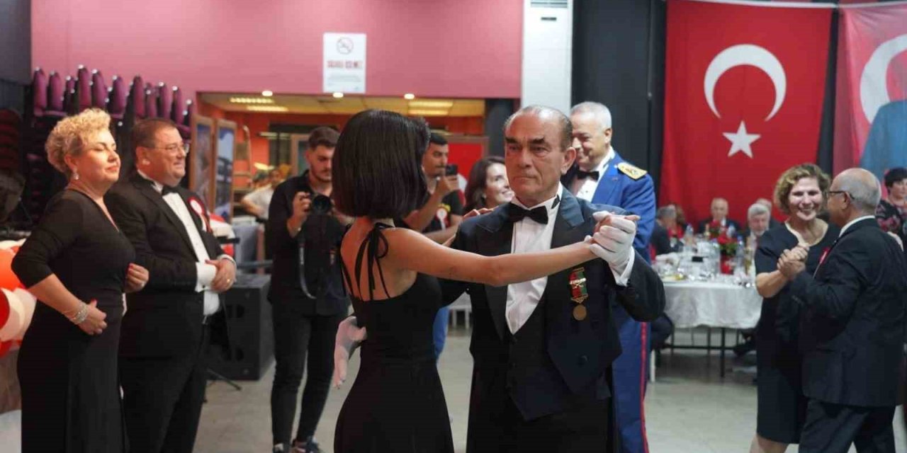 Milas Belediyesi’ne Atatürk’e benzeyen şahsın Cumhuriyet Balosuna katılmasıyla ilgili tepki