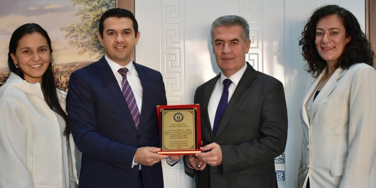 Başkan Erol’a plaketle teşekkür ettiler