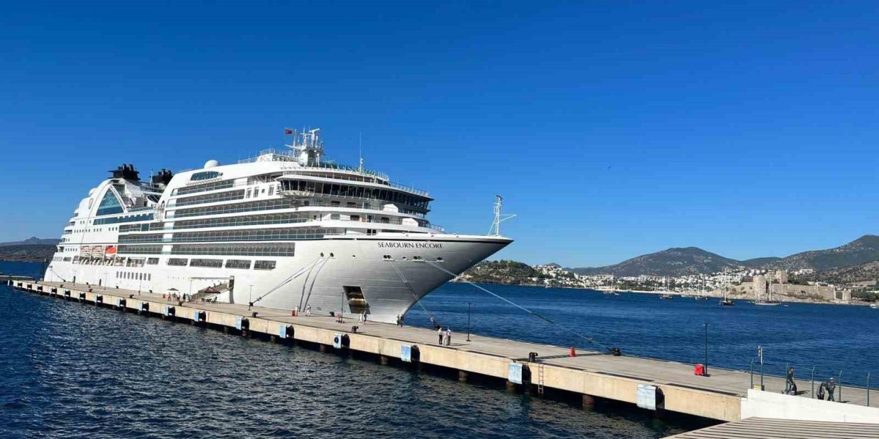 Bodrum’a sezonun son gemisi geldi