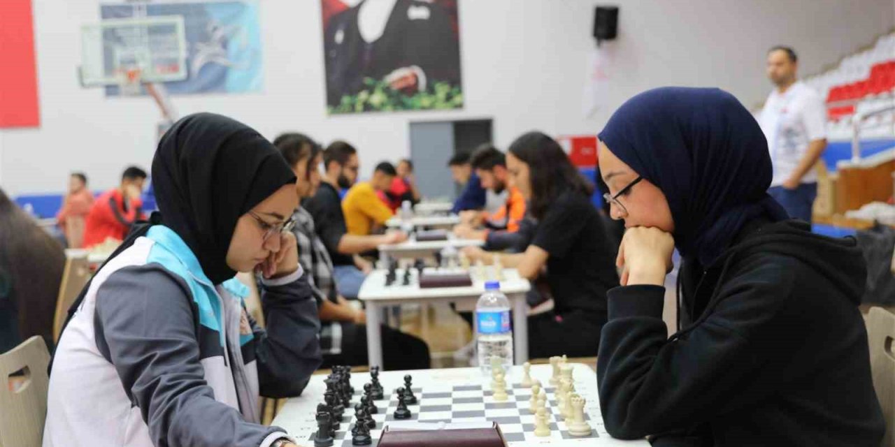 Öğrenciler satranç turnuvasında stratejilerini sergiledi