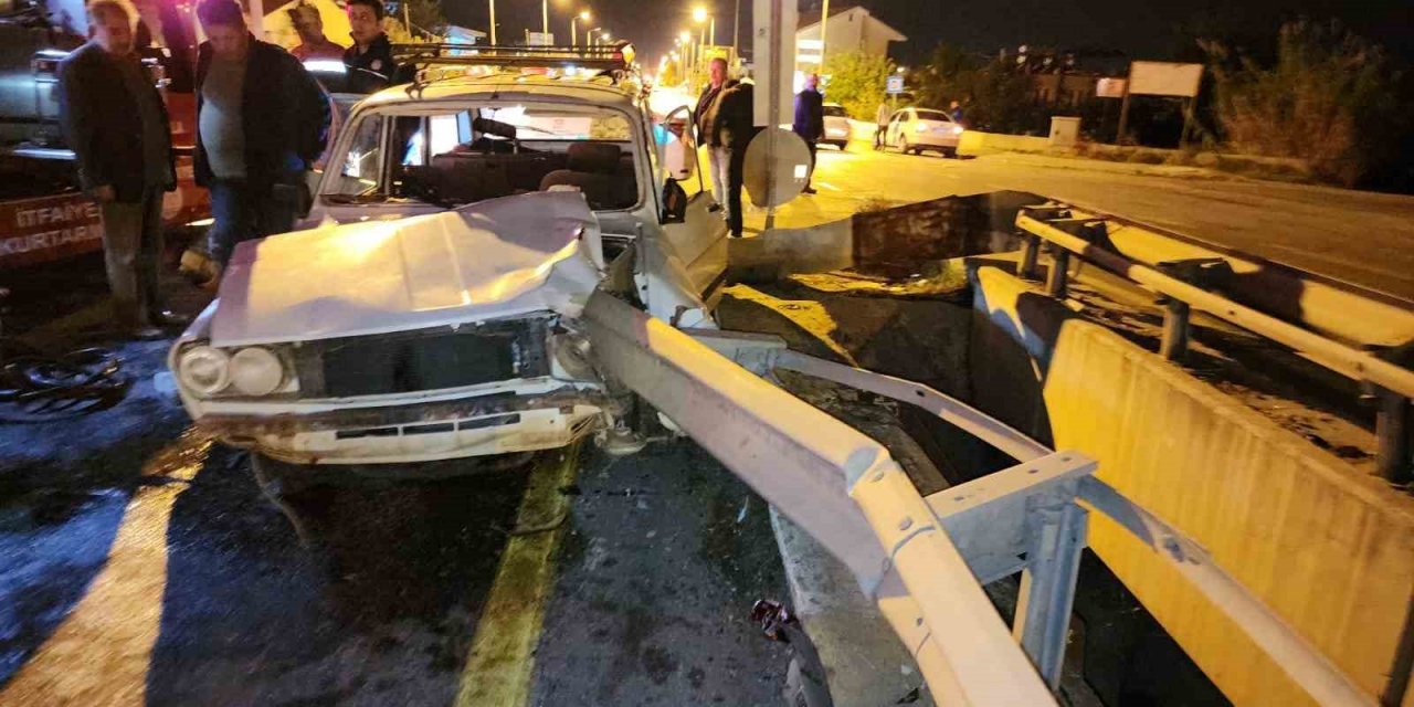 Bariyer otomobile ok gibi saplandı, yaralanan sürücü hastaneye kaldırıldı