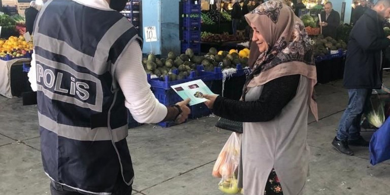 İzmir’de polis ‘kadına el kalkamaz’ broşürleri dağıttı