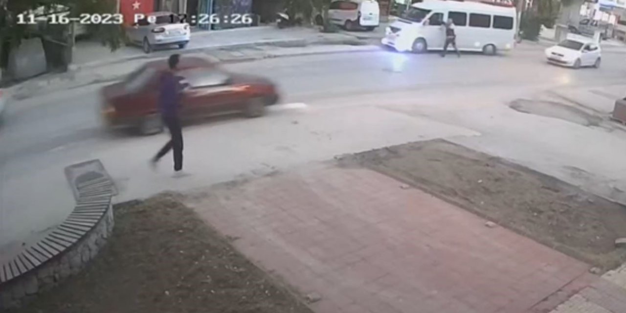 Trafik denetiminden kaçtı, araçta asılı kalan trafik polisi son anda kurtuldu