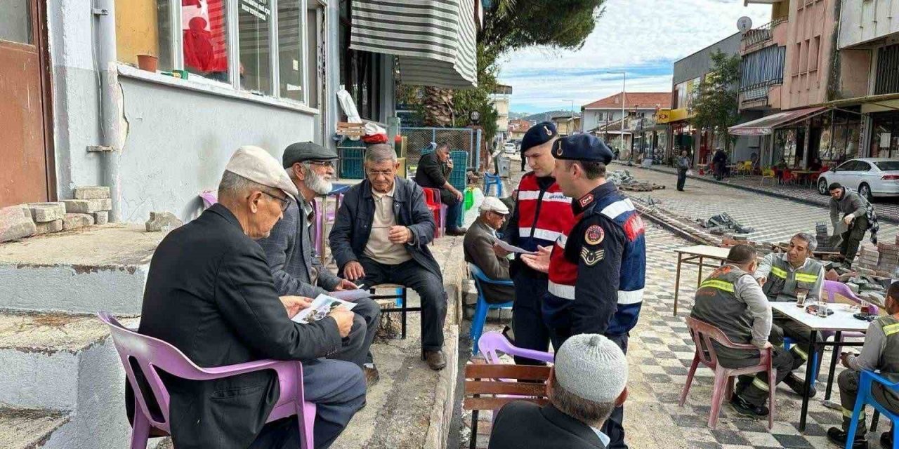 Jandarma ekipleri vatandaşları dolandırıcılık olaylarına karşı bilgilendiriyor
