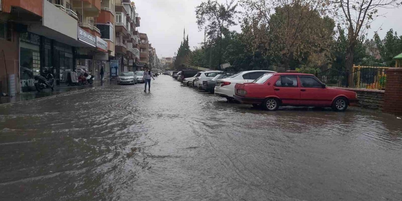 Didim’de sağanak yağış ve fırtına etkili oldu